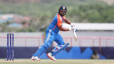 IND vs AUS : ऑस्ट्रेलियाविरुद्ध रोहित शर्माची कॅप्टन इनिंग, निडर होत ठोकलं झंझावाती अर्धशतक