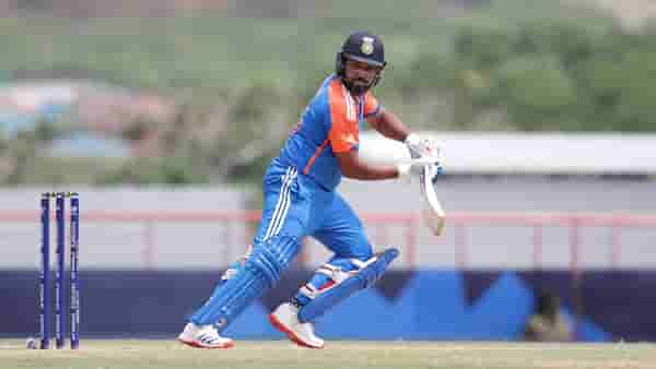 IND vs AUS : ऑस्ट्रेलियाविरुद्ध रोहित शर्माची कॅप्टन इनिंग, निडर होत ठोकलं झंझावाती अर्धशतक