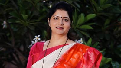Rupali Patil : एकाच महिलेला किती पदं?, रुपाली चाकणकरांवरुन अजित पवार गटातील मतभेद उघड