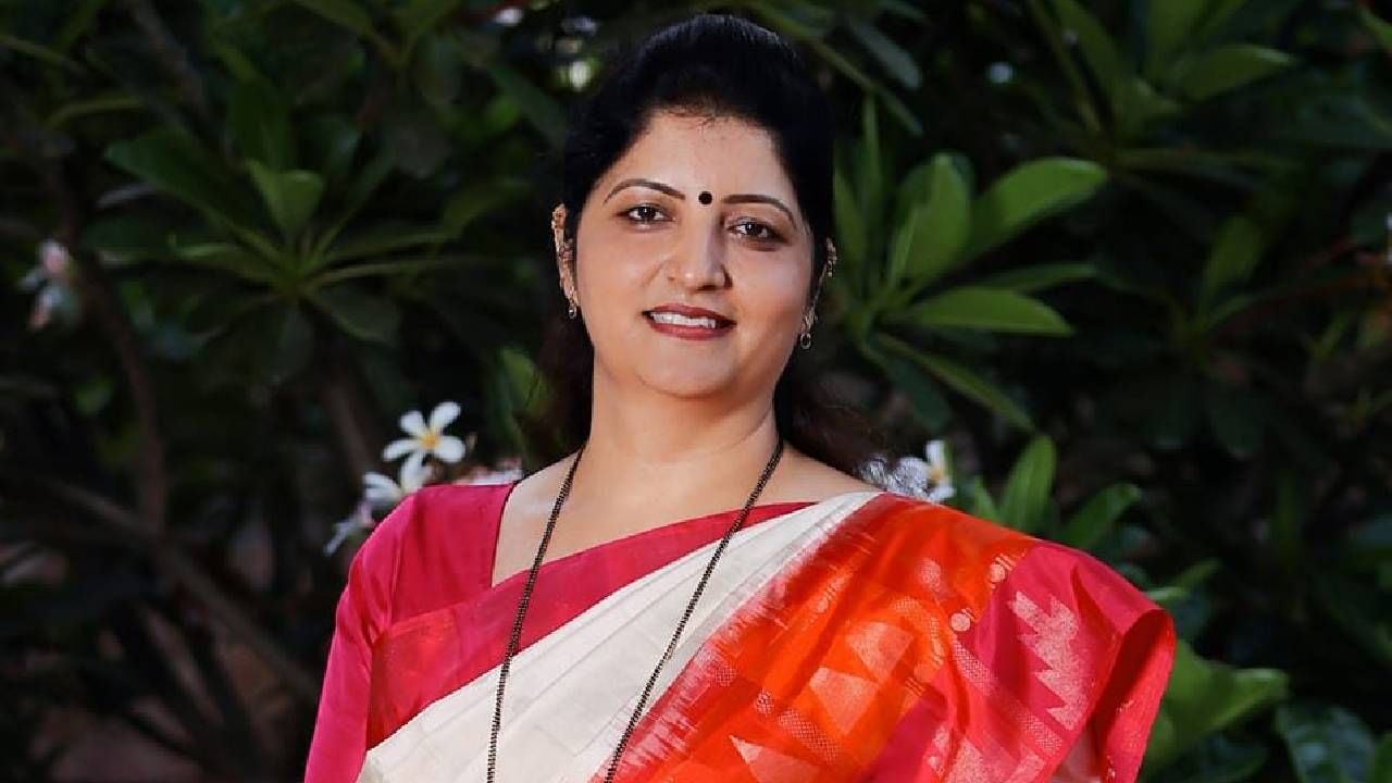 Rupali Patil : 'एकाच महिलेला किती पदं?', रुपाली चाकणकरांवरुन अजित पवार गटातील मतभेद उघड Rupali Patil : 'एकाच महिलेला किती पदं?', रुपाली चाकणकरांवरुन अजित पवार गटातील मतभेद उघड