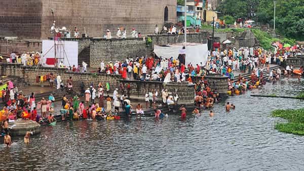 पुण्यातील देहू नगरीत वारकऱ्यांचा मेळा जमलाय... कारण आजपासून पालखी सोहळ्याला सुरुवात होत आहे. आज संत तुकाराम महाराज यांची पालखी पंढरपूरकडे प्रस्थान करणार आहे.
