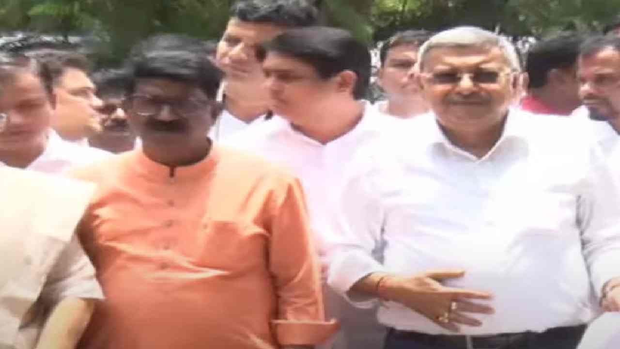 Share Market Scam : नायडूंच्या पत्नीला 521 कोटींचा फायदा, 30 लाख कोटींच नुकसान, अमित शाहंवर आरोप काय? Share Market Scam : नायडूंच्या पत्नीला 521 कोटींचा फायदा, 30 लाख कोटींच नुकसान, अमित शाहंवर आरोप काय?