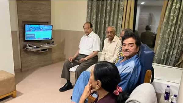 शत्रुघ्न सिन्हा हे लेक सोनाक्षी सिन्हा हिच्या लग्नात दिसले. त्यानंतर त्यांना थेट रूग्णालयात दाखल करण्यात आले. शत्रुघ्न सिन्हा हे गेल्या पाच दिवसांपासून मुंबईतील कोकिलाबेन रूग्णालयात उपचार घेत आहेत.