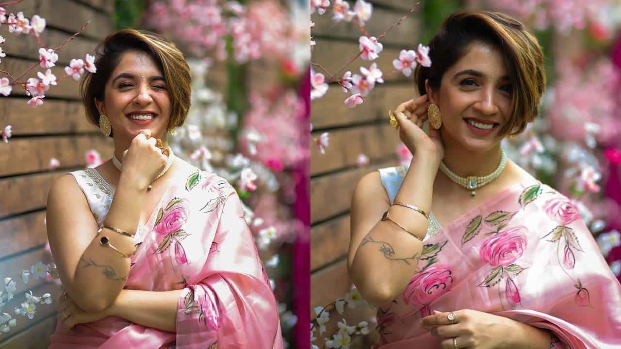 'स्वराज्यरक्षक संभाजी' मालिकेतील अभिनेत्री स्नेहलता वसईकर... स्नेहलताने तिचा लूक पूर्णपणे बदलला आहे. तिने क्लासी हेअरकट केला आहे. 'स्वराज्यरक्षक संभाजी' मालिकेत तिने सोयराबाई यांची भूमिका साकारली होती.