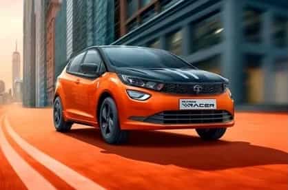 Tata Altroz Racer : टाटा मोटर्स कंपनीची टाटा अल्ट्रोझ रेसर या कारला 26.03 सेंटीमीटरचा टचस्क्रीन harman इंफोटेन्मेंट सिस्टीम लावला आहे. या स्पोर्टीयर कारमध्ये वेंटिलेटेड फ्रंट सीटचे फिचर आहे. प्रवाशांच्या सेफ्टीसाठी 6 एअर बॅग्स आहेत.1.2 लिटरचे आय टर्बो पल्स पेट्रोल इंजिन दिले आहे. ते 120 पीएस पॉवर आणि 170 न्यूटन मीटर पिक टॉर्क जनरेट करते. यात सहा स्पीड मॅन्युअल गिअर बॉक्स आहेत. या कारची सुरुवातीची किंमत 6 लाख 64 हजार 900 रुपये इतकी आहे.