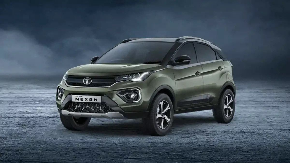 Tata Nexon च्या XM (S) वेरिएंटची एक्स-शोरूम किंमत 9.30 लाख रुपये आहे. या कार मॉडेलला 1.2 लिटरचे टर्बो इंजिन आहे. जे 120bhp/ 170Nm चे  आऊटपुट जनरेट करते. 