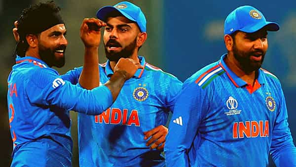 टीम इंडिया आणि ऑस्ट्रेलियामधील सामन्यामध्ये कॅप्टन रोहित शर्माने मोठी चाल खेळलीये. आजचा सामना टीम इंडियासाठी अत्यंत महत्त्वाचा आहे. कारण ऑस्ट्रेलिया संघाला पराभूत केलं आणि बांगलादेशचा पराभव झाला तर टीम इंडियासाठी अडसर दूर होणार आहे.