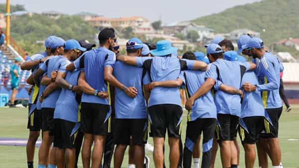 टीम इंडिया आणि ऑस्ट्रेलियामधील सामन्यामध्ये भारताने प्रथम फलंदाजी करत आहे. या सामन्यात भारताची सुरूवात एकदम खराब झाली पण हिटमॅनने फायनलमधील पराभवाचा राग काढल्याचं दिसून आलं.