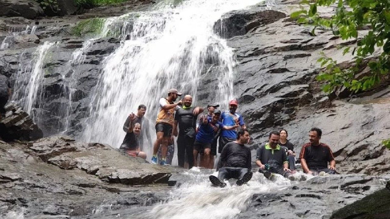 ठाण्याजवळील मंत्रमुग्ध करणारा कोकणीपाडा धबधबा म्हणजे निसर्गप्रेमींसाठी स्वर्ग. ठाण्यापासून 8.1 किलोमीटरवर हा धबधबा आहे. 