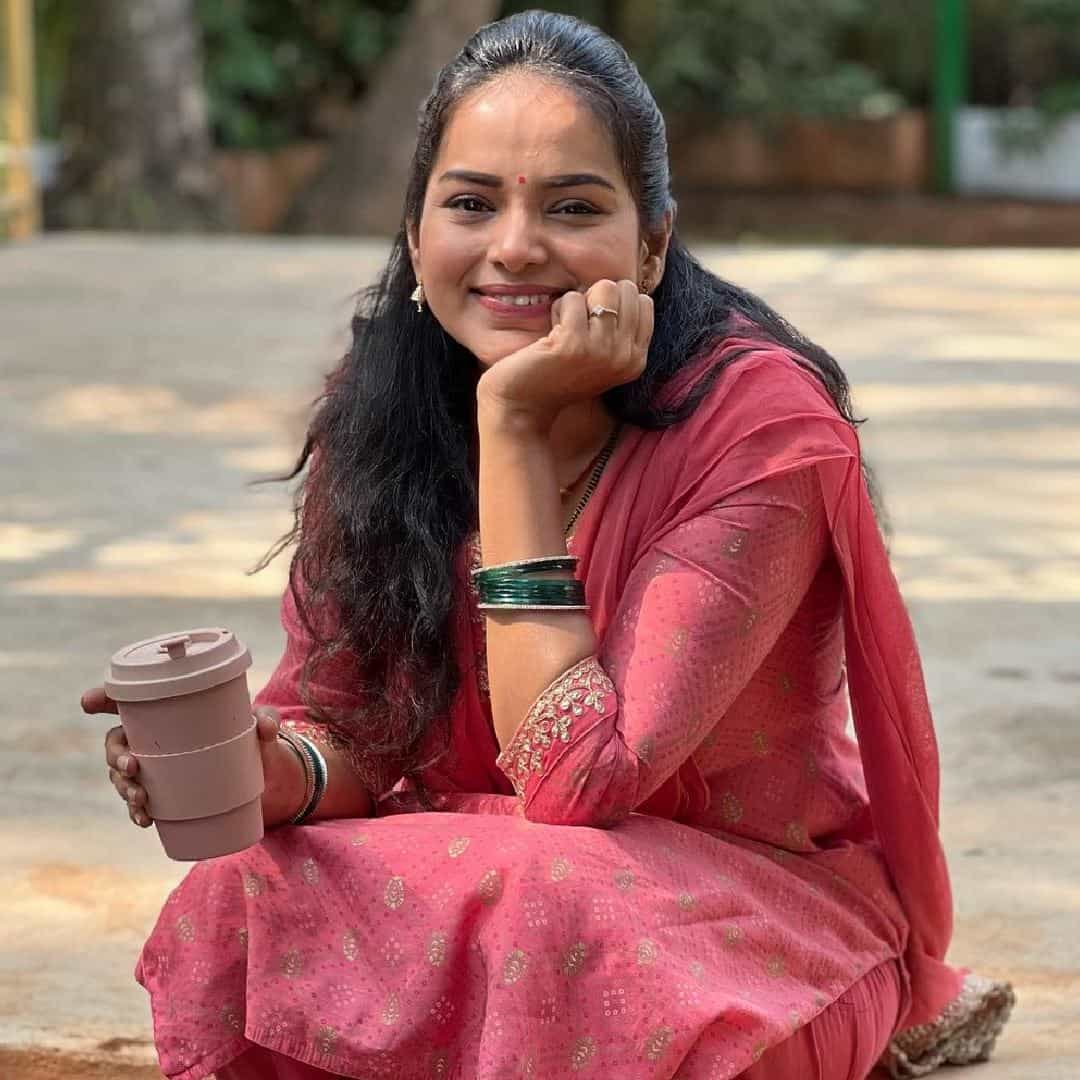प्रत्येकासाठी त्याची पहिली स्वकमाई महत्वाची असते. मग तो सर्वसामान्य माणूस असो किंवा सुप्रसिद्ध कलाकार असो. छोट्या पडद्यावरील प्रेक्षकांची लाडकी नेत्रा म्हणजेच अभिनेत्री तितिक्षा तावडेनं तिच्या पहिल्या कमाईची आठवण आणि अनुभव सांगितला आहे.