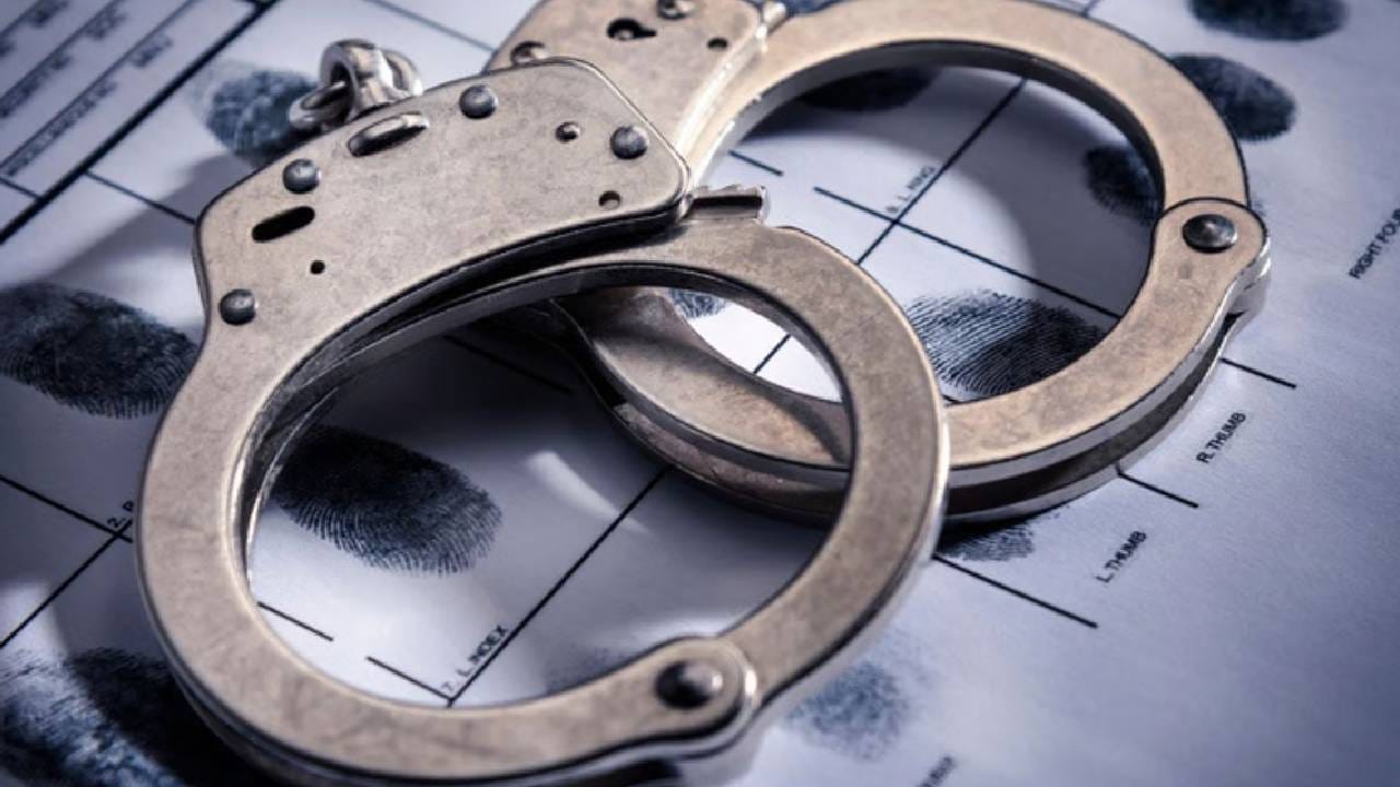 वसईमध्ये आपल्या प्रियसीवर रोहित यादव याने पान्याच्या मदतीने हल्ला केल्याची घटना समोर आली होती. मृत तरूणी आरती यादव आणि रोहित यादव यांचे गेल्या सहा महिन्यांपासून प्रेमसंबंध होते. 