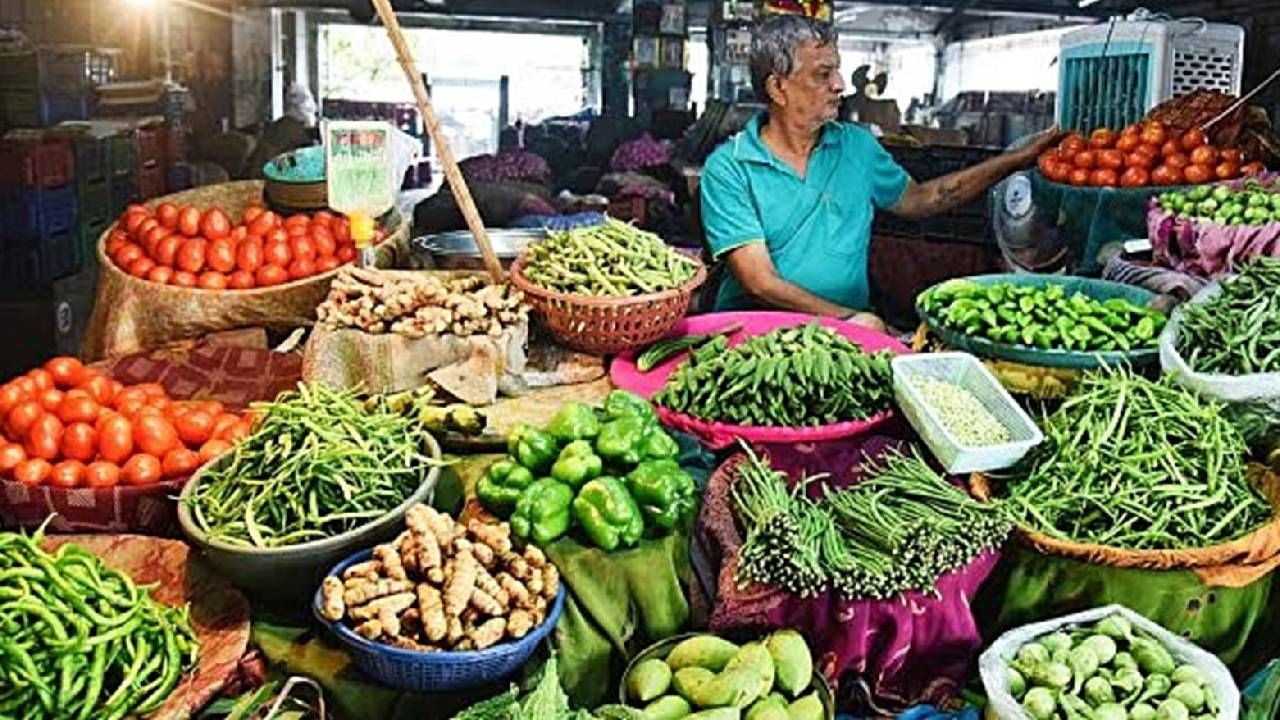 महागाईचा असाही फटका... ग्राहक एक किलोवरून अर्धा किलोवर; किचनच्या बजेटला फिफ्टी पर्सेंट कात्री महागाईचा असाही फटका... ग्राहक एक किलोवरून अर्धा किलोवर; किचनच्या बजेटला फिफ्टी पर्सेंट कात्री