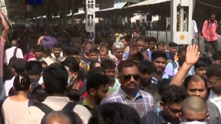 मेगा ब्लॉकच्या दुसऱ्या दिवाशी कल्याण स्थानकावर प्रचंड गर्दी, व्हिडीओ पाहून... मेगा ब्लॉकच्या दुसऱ्या दिवाशी कल्याण स्थानकावर प्रचंड गर्दी, व्हिडीओ पाहून...