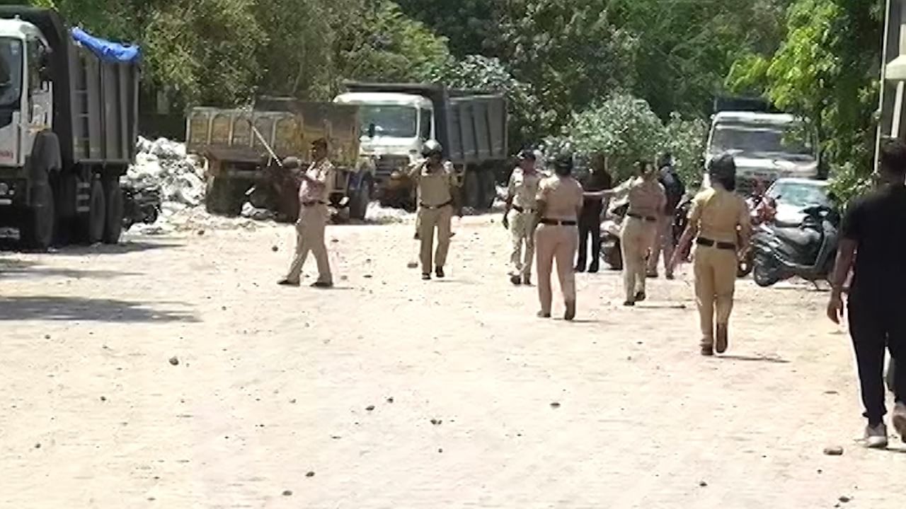 मुंबईतील पवई परिसरात बेकायदा झोपडपट्ट्यांवर कारवाई करण्यासाठी गेलेल्या BMC कर्मचारी आणि मुंबई पोलिसांच्या पथकावर दगडफेक करण्यात आली. या घटनेत 5 पोलीस जखमी झाले आहेत.