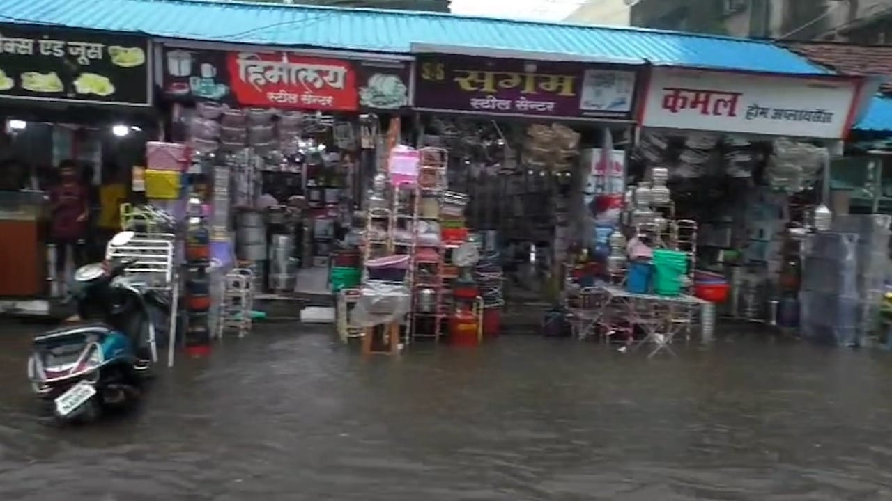 मुसळधार पावसामुळे बाजारपेठेत आलेल्या नागरिकांची तारांबळ उडाली. तर ग्रामीण भागात पावसामुळे अनेक गावात वीज पुरवठा खंडित करण्यात आला आहे
