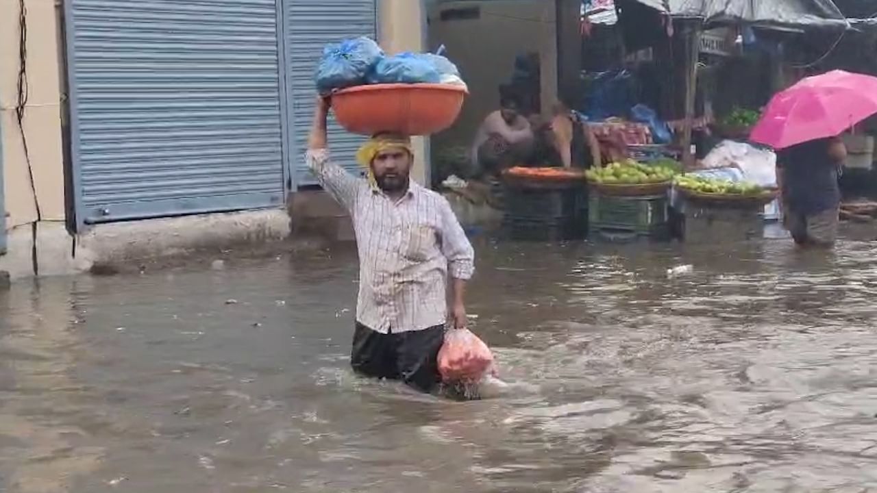 मुसळधार पावसामुळे भिवंडी शहरातील सखल भागात पाणी साचण्यास सुरुवात झाली असून पावसामुळे मुख्य बाजारपेठ आणि भाजी मार्केटमध्ये मोठ्या प्रमाणात पाणी साचले आहे.