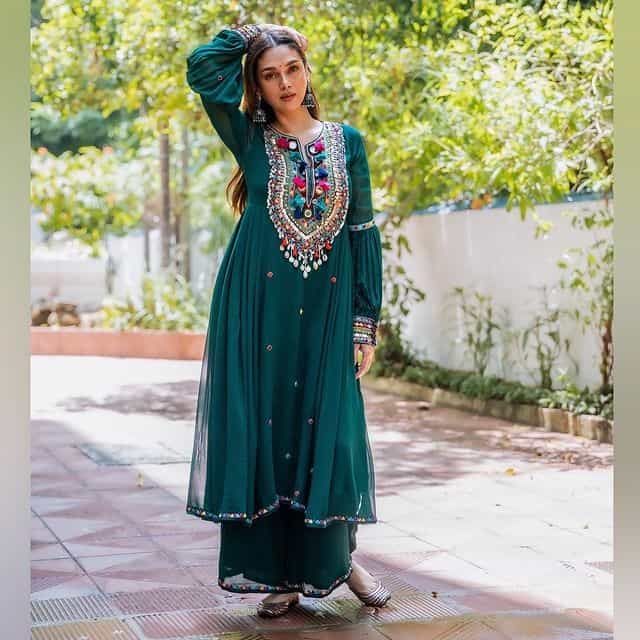 अभिनेत्री अदिती राव हैदरी हिला आज कोणत्या ओळखीची गरज नाही. बॉलिवूडमध्ये अभिनेत्रीला यश मिळालं नाही. पण 'हिरामंडी' सीरिजमुळे चर्चेत आली.