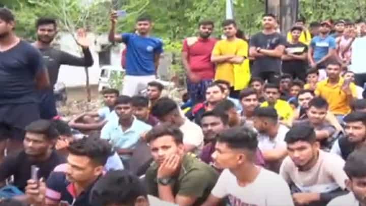 Police Bharti 2024 : अमरावतीत पोलीस भरतीसाठी आलेल्या तरूणांचं आंदोलन, आक्रमक होत केली एकच मागणी? Police Bharti 2024 : अमरावतीत पोलीस भरतीसाठी आलेल्या तरूणांचं आंदोलन, आक्रमक होत केली एकच मागणी?