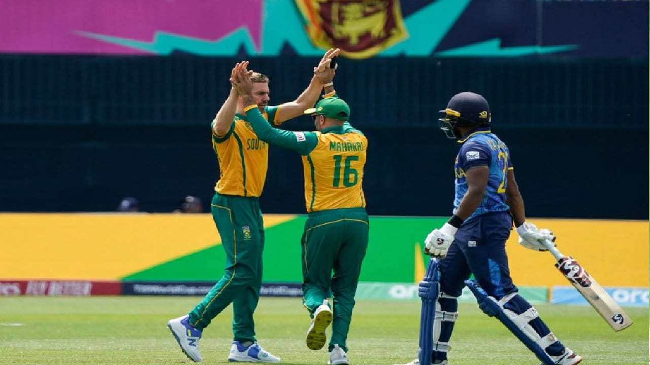 SL vs SA: श्रीलंकेची टी 20 मधील निच्चांकी धावसंख्या, दक्षिण आफ्रिकेला विजयासाठी 78 धावांचं आव्हान SL vs SA: श्रीलंकेची टी 20 मधील निच्चांकी धावसंख्या, दक्षिण आफ्रिकेला विजयासाठी 78 धावांचं आव्हान