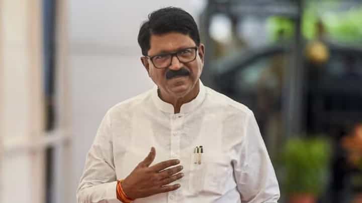 तुम्ही वारकरी नाही, पाठीत वार करणारे तुम्ही... अरविंद सावंत यांचा रोख नेमका कोणावर? तुम्ही वारकरी नाही, पाठीत वार करणारे तुम्ही... अरविंद सावंत यांचा रोख नेमका कोणावर?