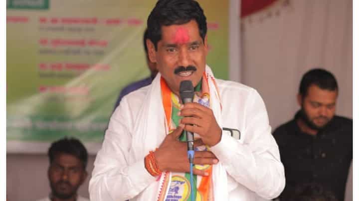 रात्री उशीरा भेट अन् तासभर चर्चा; जरांगे पाटलांच्या भेटीनंतर बजरंग सोनावणे म्हणाले, त्यांची तब्येत नाजूक पण... रात्री उशीरा भेट अन् तासभर चर्चा; जरांगे पाटलांच्या भेटीनंतर बजरंग सोनावणे म्हणाले, त्यांची तब्येत नाजूक पण...
