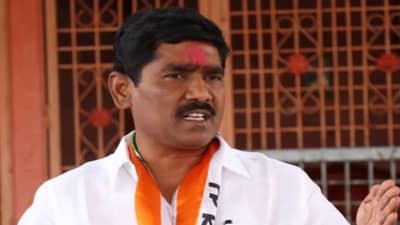 मनोज जरांगेंची भेट घेऊन परतणाऱ्या नवनिर्वाचित खासदाराच्या ताफ्यातील गाडीचा अपघात