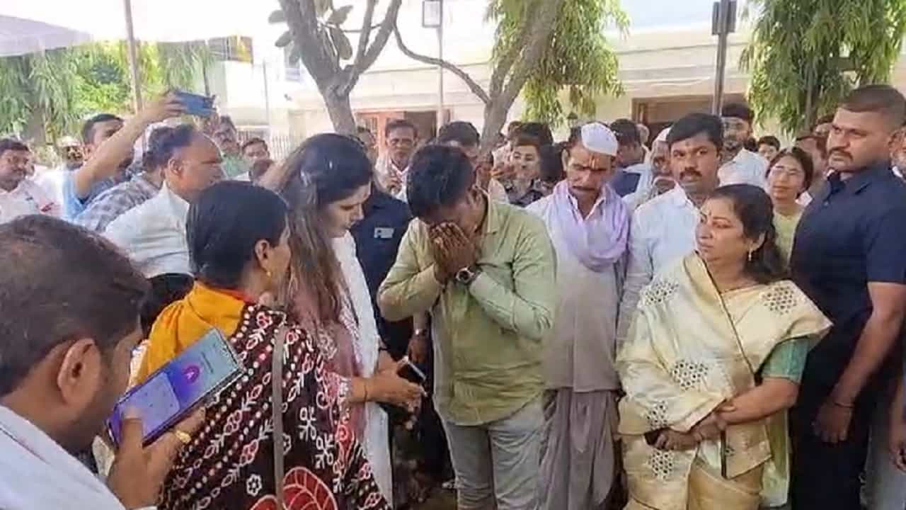 पंकजा मुंडेंच्या निवासस्थानी कार्यकर्त्यांची गर्दीच गर्दी; लोकसभेच्या पराभवानंतर समर्थक ढसाढसा रडले