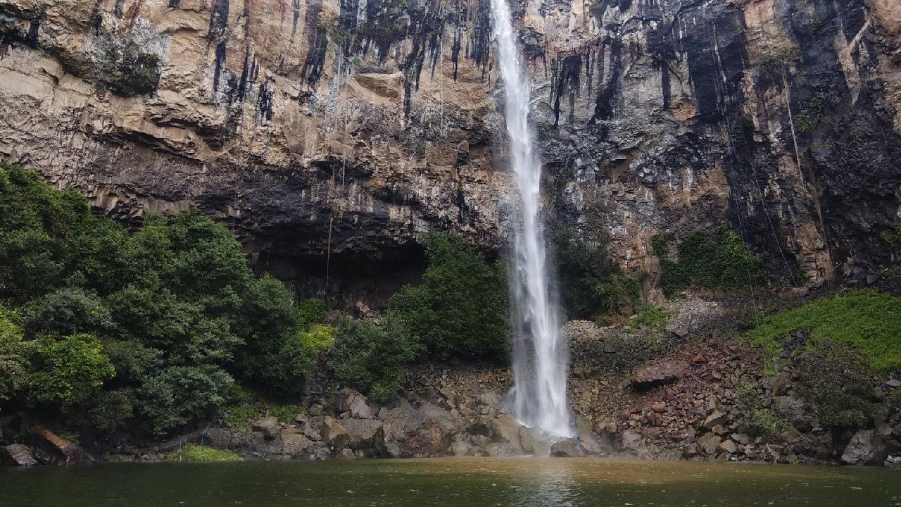 मिनी महाबळेश्वर म्हणून ओळखले जाणारे श्रीक्षेत्र रामेश्वर हे तीर्थस्थळ सौताडा जामखेडपासून अकरा किलोमीटर, अहमदनगरपासून नव्वद किलोमीटर तर बीडपासून पंचावन्न किलोमीटर अंतरावर आहे.