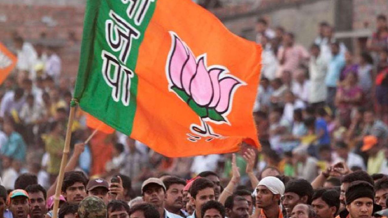 Maharashatra BJP : भाकरी फिरली, 'या' गोष्टी अंगलट आल्या, महाराष्ट्रातील भाजपच्या पराभवाची 5 कारणे कोणती? Maharashatra BJP : भाकरी फिरली, 'या' गोष्टी अंगलट आल्या, महाराष्ट्रातील भाजपच्या पराभवाची 5 कारणे कोणती?