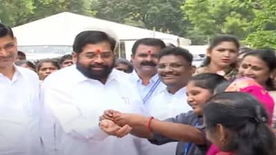 राज्यात ‘लाडकी बहीण योजना’ लागू, महिलांनी मुख्यमंत्र्यांना बांधली राखी