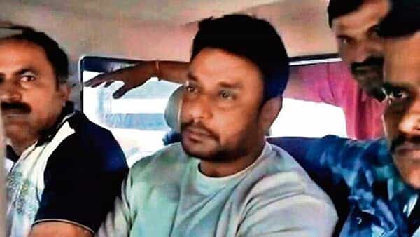 33 वर्षीय रेणुकास्वामीच्या हत्येप्रकरणी दर्शनसह 16 जणांना पोलिसांनी अटक केली आहे. दर्शनसोबत कथितपणे रिलेशनशिपमध्ये असलेली अभिनेत्री पवित्रा गौडाला रेणुकास्वामीने अश्लील मेसेज पाठवल्याचा आरोप आहे.