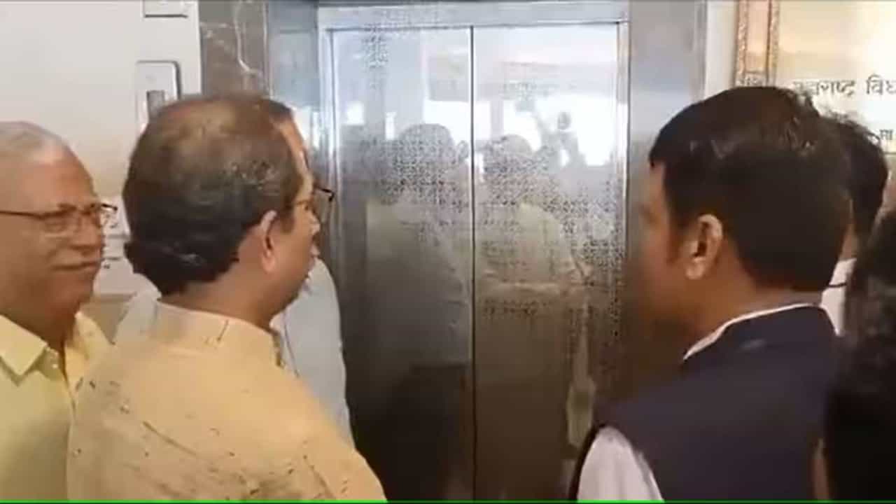 फडणवीस-ठाकरेंचा पुन्हा एकत्र प्रवास, लिफ्टमध्ये नेमकं काय घडलं? बघा VIDEO