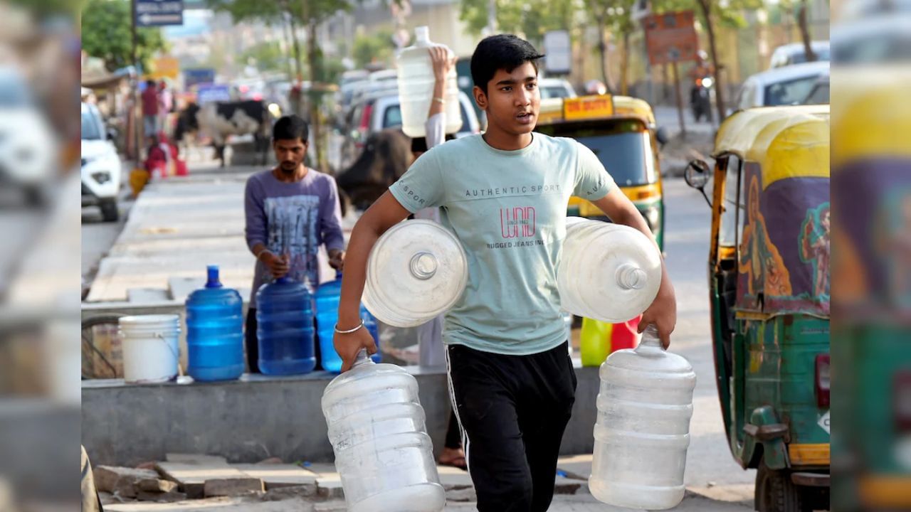 मुनक तलावातील पाण्याची चोरी होत असल्याच्या बातम्या आल्या आहे. त्यानंतर आम आदमी पक्ष आक्रमक  झाला आहे. दिल्ली सरकार जलमाफियांसोबत पाणी चोरत असल्याचा आरोप 'आप'ने केला आहे.