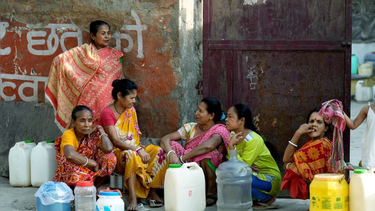 आम आदमी पक्षाने या संदर्भात त्यांनी दिल्लीच्या राज्यपालांना पत्र लिहिले आहे. त्यात हरियाणा दिल्लीला त्यांच्या हक्काचे पाणी सोडत नसल्याचे म्हटले आहे. 