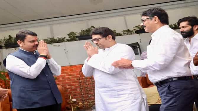 देवेंद्र फडणवीस राज ठाकरेंच्या भेटीला, लोकसभेच्या निकालाआधी पडद्यामागे घडामोडींना वेग