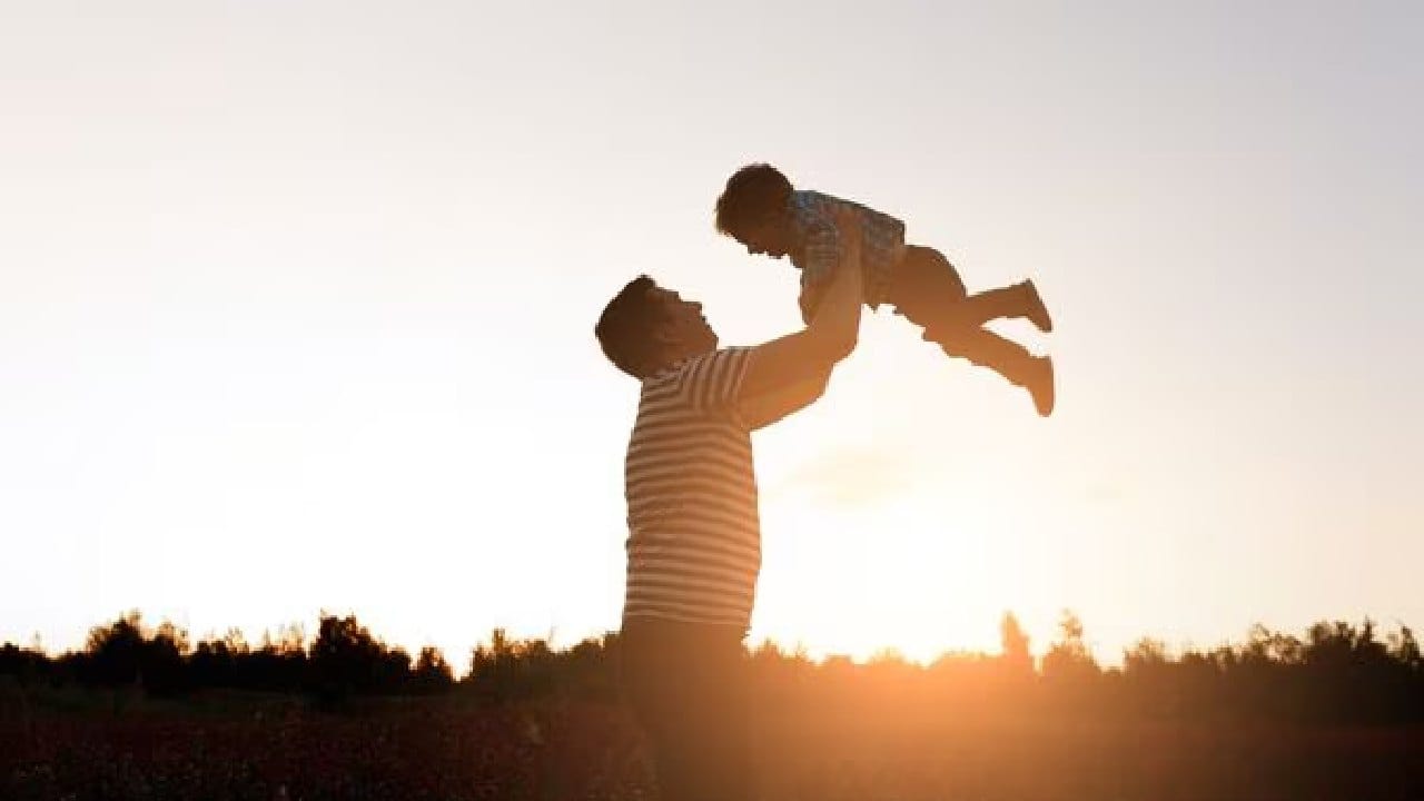 बाप हा बापच असतो... वडिलांना या शुभेच्छा देऊन वक्त करा मनातील भावना