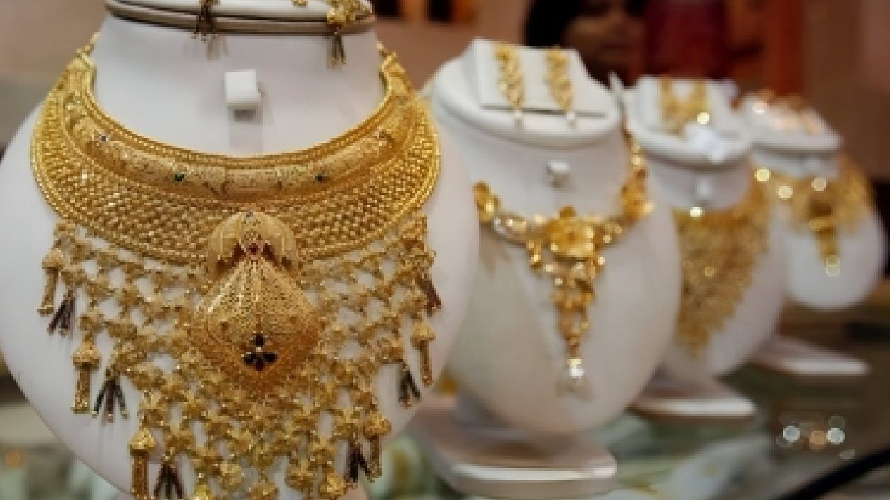 Jalgaon Gold : जळगावच्या सराफा बाजारात  सोन्या-चांदीच्या दरात जोरदार घसरण, भाव किती ?