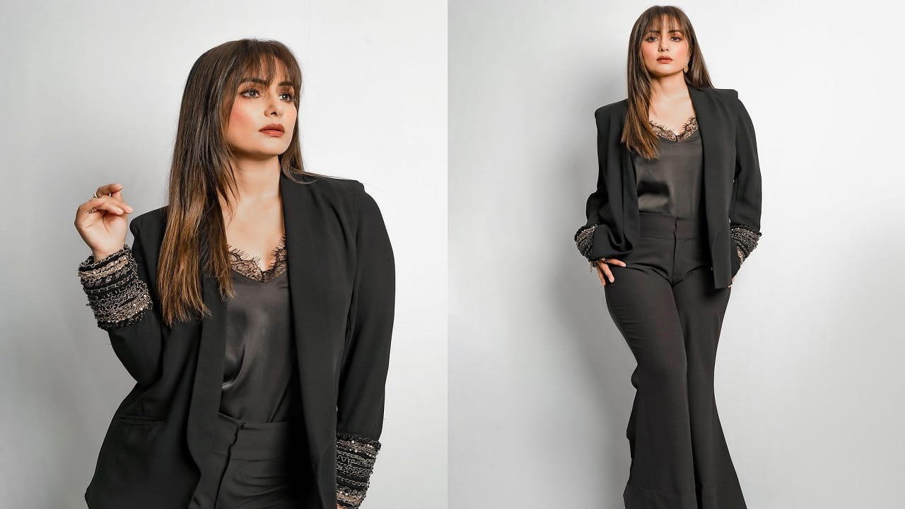 हिना खान सध्या तिच्या अप्रतिम सौंदर्यामुळे चर्चेत आली आहे. सध्या अभिनेत्री तिच्या हटके लूकमुळे चर्चेत आली आहे. चाहत्यांमध्ये देखील अभिनेत्रीच्या नव्या लूकची चर्चा रंगली आहे. 