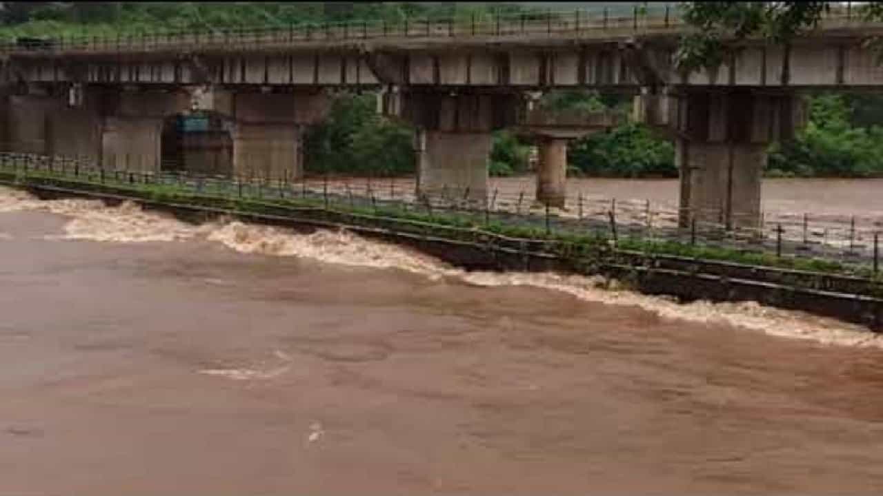 रत्नागिरीमध्ये मुसळधार, जगबुडी नदी इशारा पातळीवर, पाहा व्हिडीओ