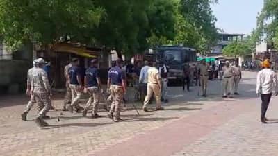 जळगावच्या नशिराबादमध्ये अल्पवयीन मुलीची छेड काढल्याची घटना, पोलीस ठाण्यासमोर दोन गट आमनेसामने