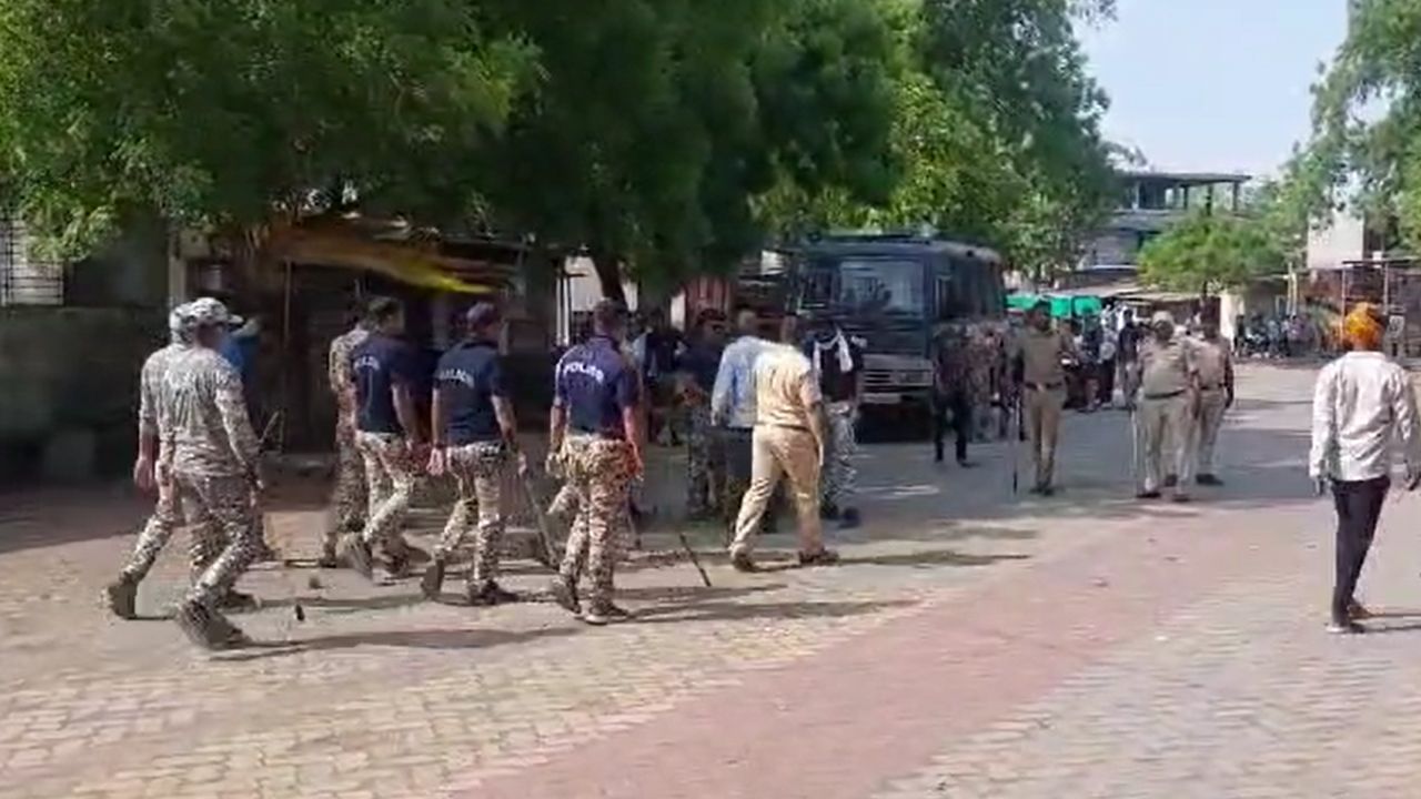 जळगावच्या नशिराबादमध्ये अल्पवयीन मुलीची छेड काढल्याची घटना, पोलीस ठाण्यासमोर दोन गट आमनेसामने जळगावच्या नशिराबादमध्ये अल्पवयीन मुलीची छेड काढल्याची घटना, पोलीस ठाण्यासमोर दोन गट आमनेसामने