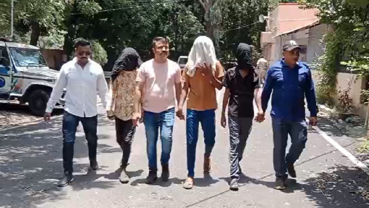 गर्लफ्रेंडवर उधळपट्टी करण्यासाठी मोबाईल चोरी… एक चूक झाली अन् गर्लफ्रेंडमुळेच तिघे जाळ्यात; काय घडलं असं?