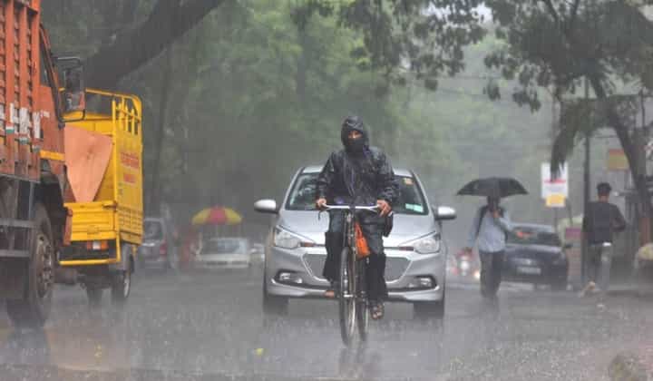 Mumbai Rain Forecast : मुंबईकरांसाठी चिंतेची बातमी, कमी वेळात होणार जास्त पाऊस; 'या' महिन्यात पावसाचं थैमान Mumbai Rain Forecast : मुंबईकरांसाठी चिंतेची बातमी, कमी वेळात होणार जास्त पाऊस; 'या' महिन्यात पावसाचं थैमान
