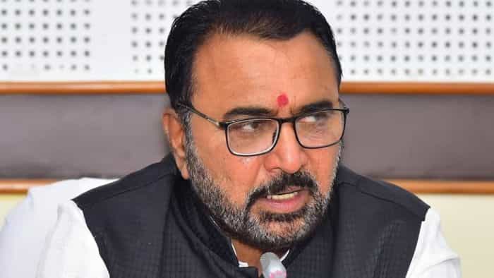 एकनाथ शिंदे गटाचे प्रतापराव जाधव यांनी घेतली शपथ एकनाथ शिंदे गटाचे प्रतापराव जाधव यांनी घेतली शपथ