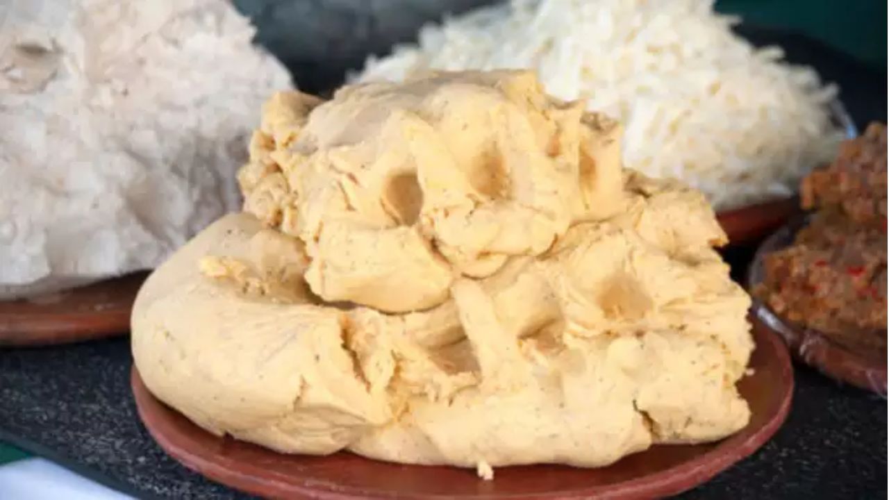 मशीनने चपाती बनवण्यासाठी पीठ मळून घ्यावे लागत नाही. या मशीनचा एका भागात पीठ मळण्याचे काम होते. तुम्हाला फक्त पीठ आणि चवीनुसार मीठ टाकावे लागते. मग गरजेनुसार पाणी टाकल्यावर मशीन पीठ मळून देते. 