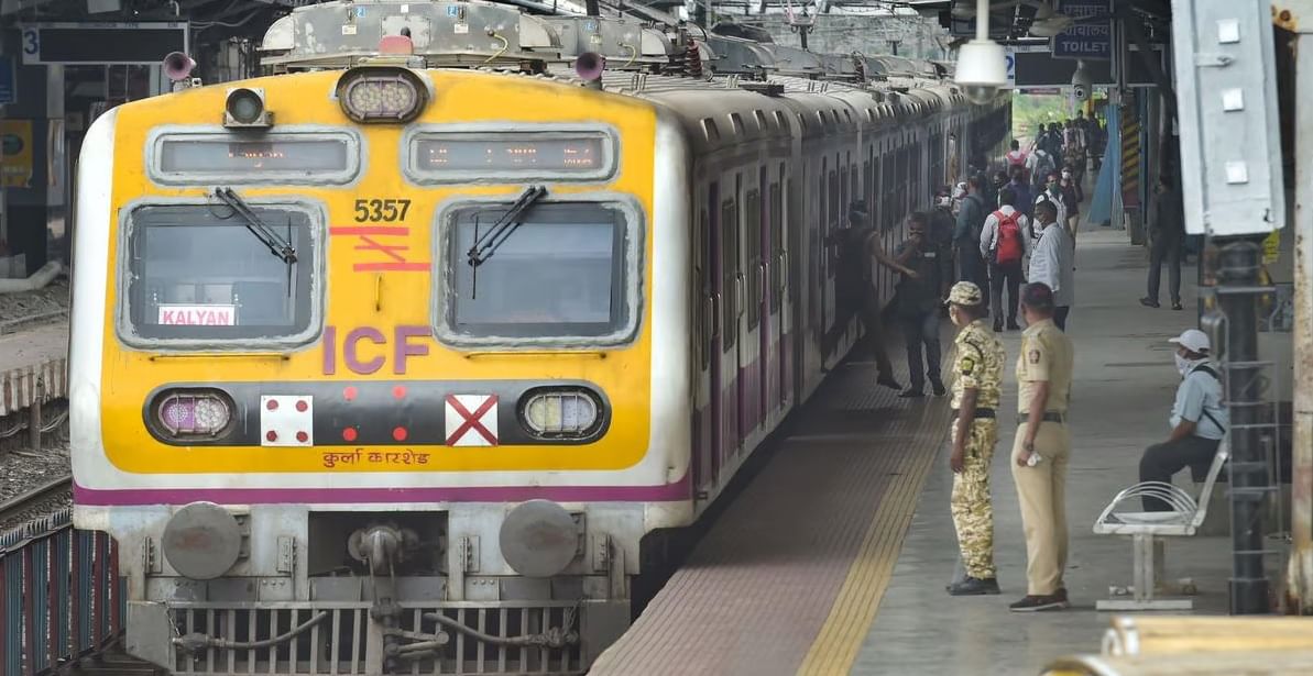 रेल्वे स्टेशनवर पोहचली टास्क फोर्स, माजली खळबळ, ज्याला पकडले तो म्हणाला, आम्ही तर... रेल्वे स्टेशनवर पोहचली टास्क फोर्स, माजली खळबळ, ज्याला पकडले तो म्हणाला, आम्ही तर...