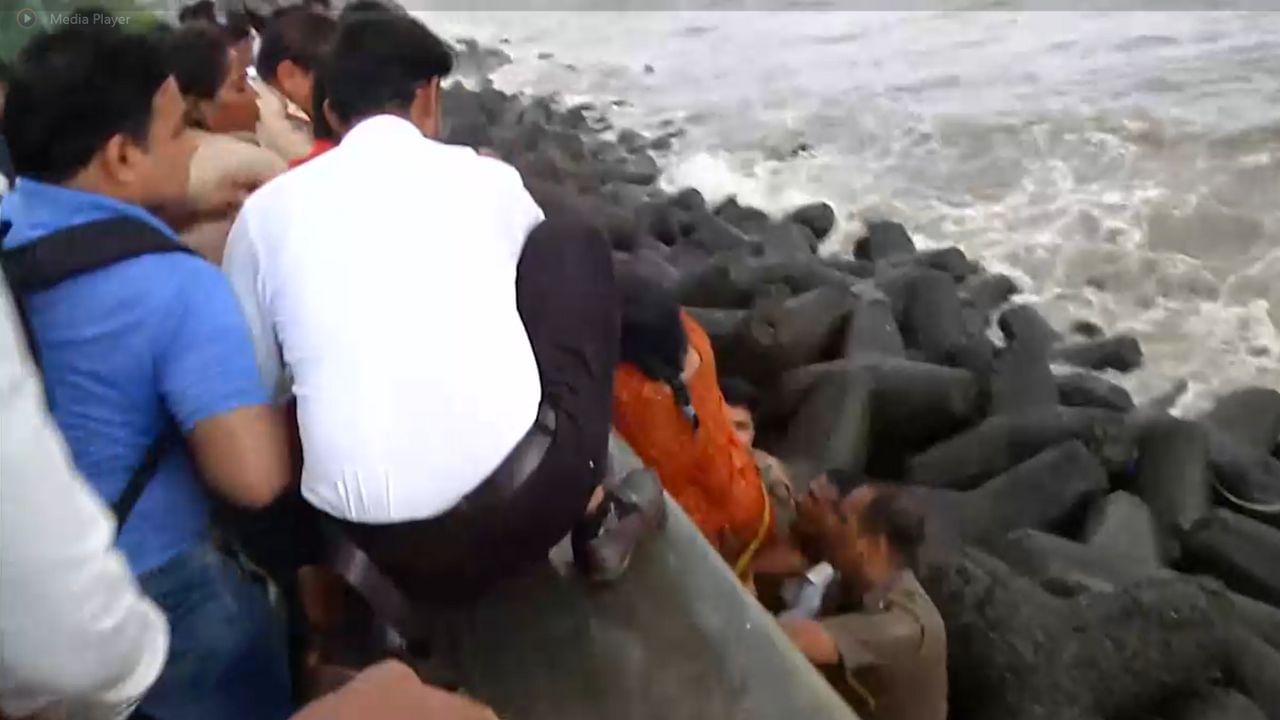 समुद्राला भरती, खवळलेला दर्या, तरीही महिलेचे वाचवले प्राण, सलाम मुंबई पोलीस!