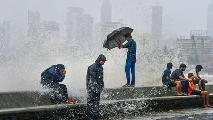 मुंबईसह 'या' ठिकाणी मुसळधार पावसाची शक्यता, हवामान खात्याने वर्तवला अंदाज मुंबईसह 'या' ठिकाणी मुसळधार पावसाची शक्यता, हवामान खात्याने वर्तवला अंदाज