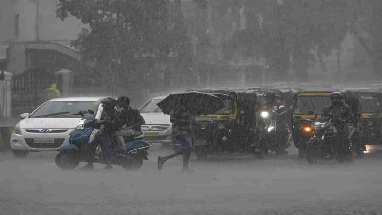 Mumbai Rain : मुंबईत पहाटेच पावसाची हजेरी, गारव्यामुळे नागरिक सुखावले