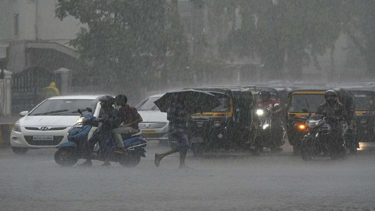 Maharashtra Rain Forecast : मुंबईसह 'या' भागात 'कोसळधार', महाराष्ट्रासाठी IMD चा इशारा काय?